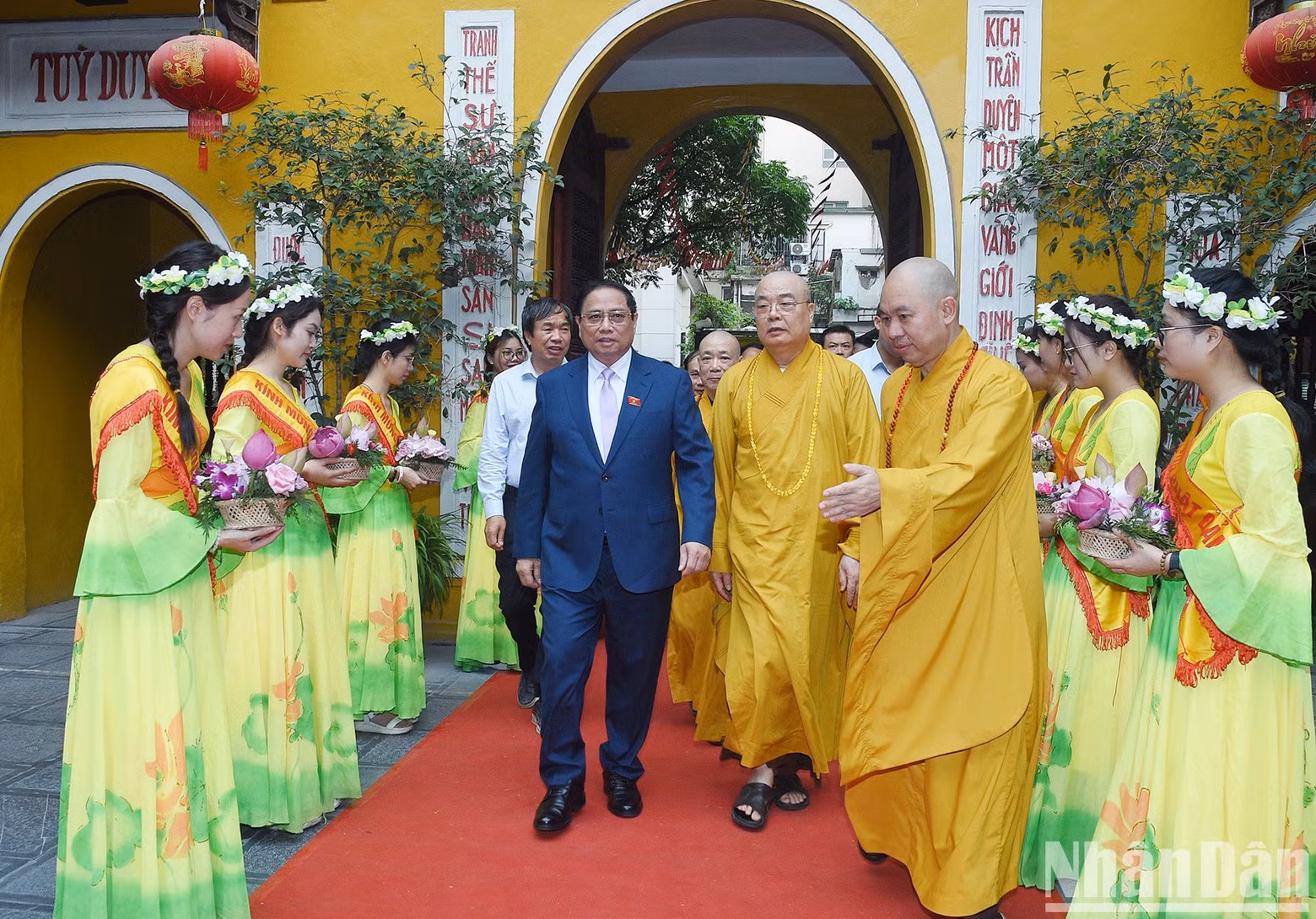 El jefe de Gobierno llega a la pagoda Quan Su.