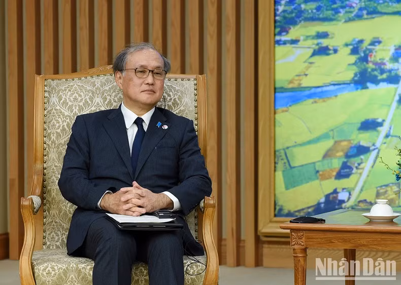 Takeo destacó que Japón ha aprendido mucho de la política exterior y la integración de Vietnam y expresó la convicción de que la posición y el prestigio de Hanói seguirán mejorando y que la nación indochina desempeñará un papel más importante en la cadena de suministro global.