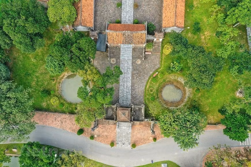 Ubicado en un terreno con forma de cabeza de dragón, el templo de An Duong Vuong está rodeado a ambos lados por dos bosques. (Foto: VNA)