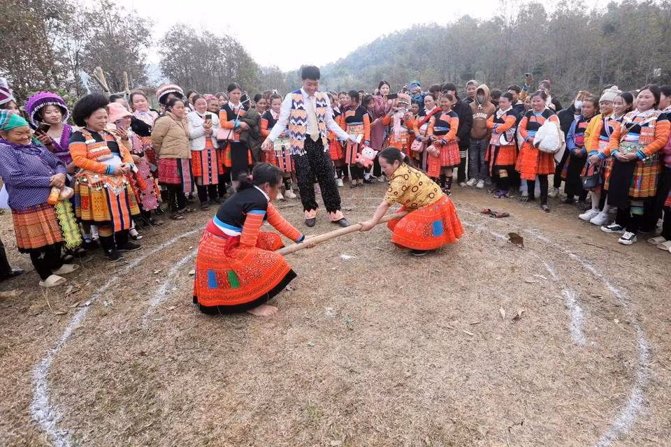 Las mujeres de la etnia Mong en la comuna de Hua Nhan, distrito de Bac Yen, compiten empujando palos durante el festival.
