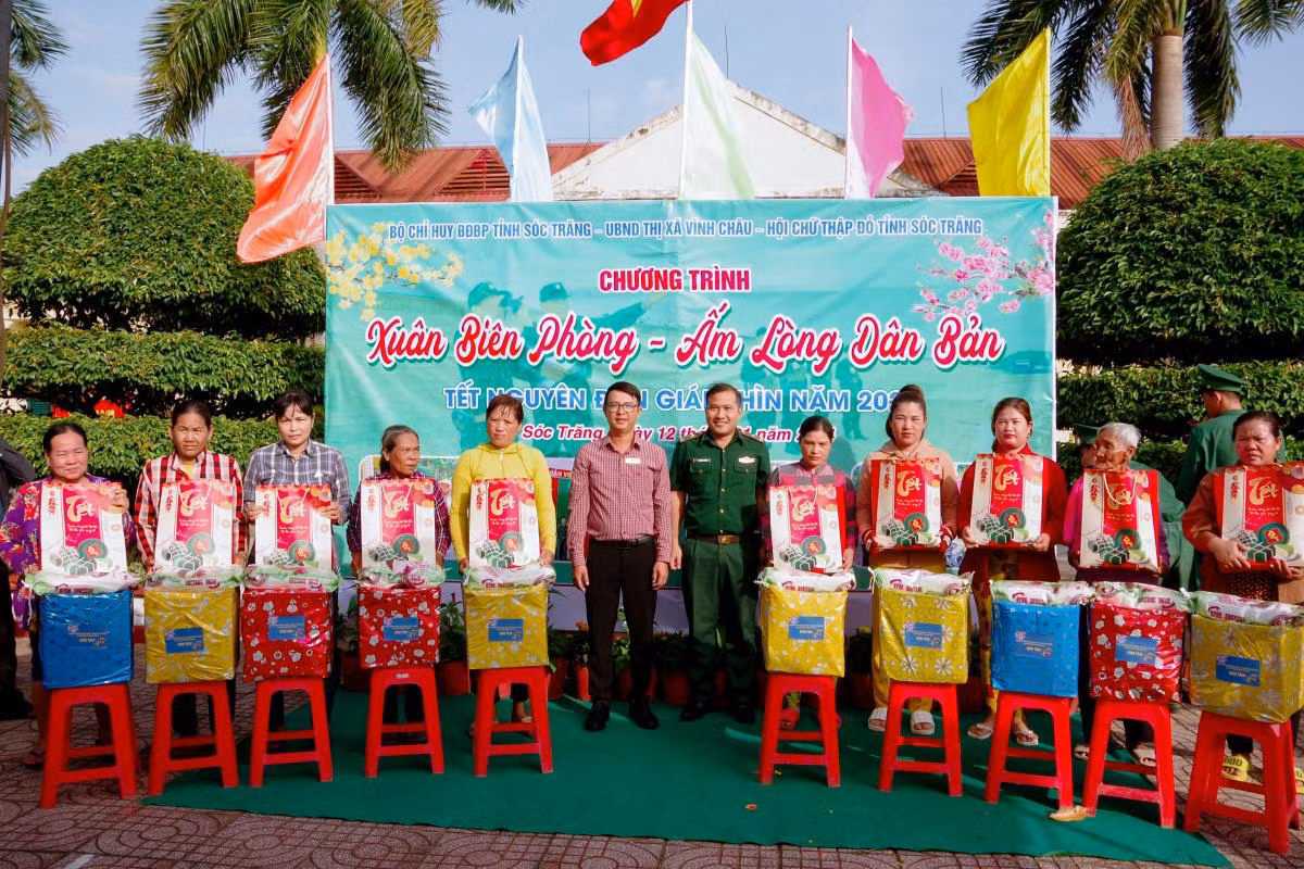 Los representantes del Alto Mando de la Guardia Fronteriza de la provincia sureña de Soc Trang entregan obsequios a las familias desfavorecidas de la zona fronteriza local. Los representantes del Alto Mando de la Guardia Fronteriza de la provincia sureña de Soc Trang entregan obsequios a las familias desfavorecidas de la zona fronteriza local.