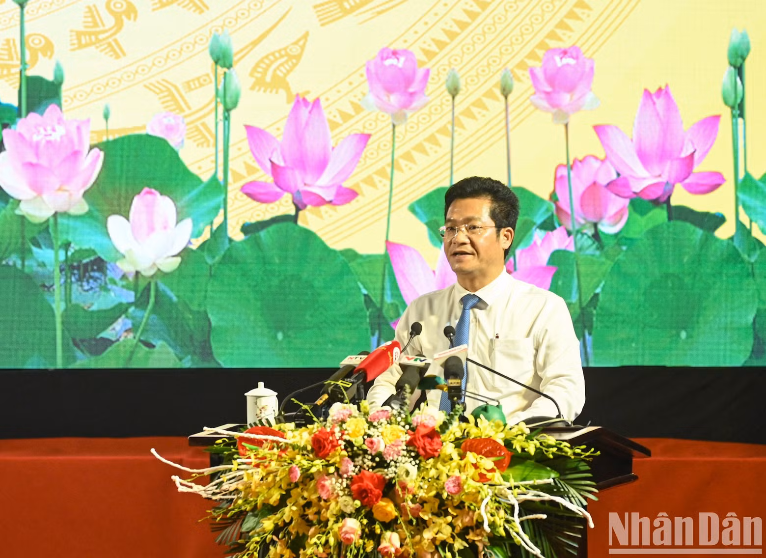 Tran Anh Dung, vicepresidente permanente del Comité Popular de Nam Dinh, interviene en el acto.