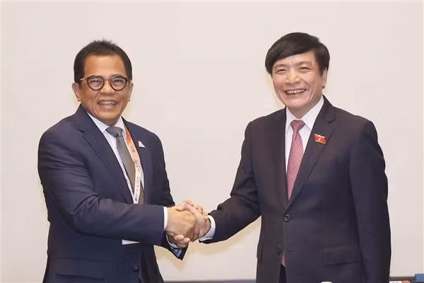 Bui Van Cuong y el secretario general de la Cámara de Representantes del Pueblo de Indonesia, Indra Iskandar (Foto: VNA)
