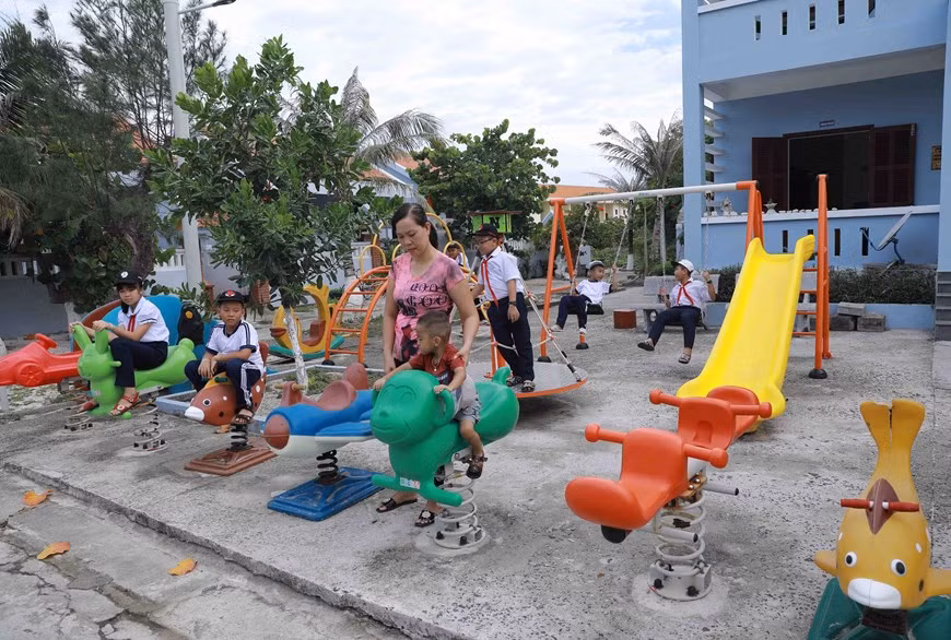 Se han construido centros deportivos y de entretenimiento en el distrito isleño de Truong Sa, lo cual contribuye a mejorar la vida espiritual de las personas que residen en este lugar.