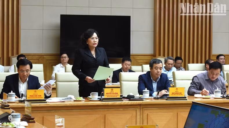 La gobernadora del Banco Estatal de Vietnam, Nguyen Thi Hong, habla en la reunión.