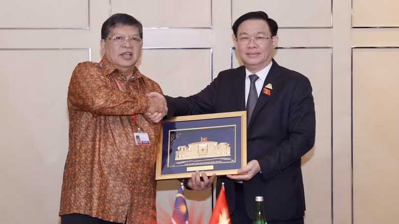 Dinh Hue entrega un regalo de reucerdo a Tan Sri Dato’ Johari Bin Abdul.