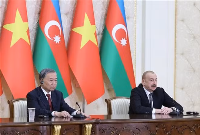 El secretario general del Partido Comunista de Vietnam, To Lam, y el presidente de Azerbaiyán, Ilham Aliyev, en la conferencia de prensa conjunta.