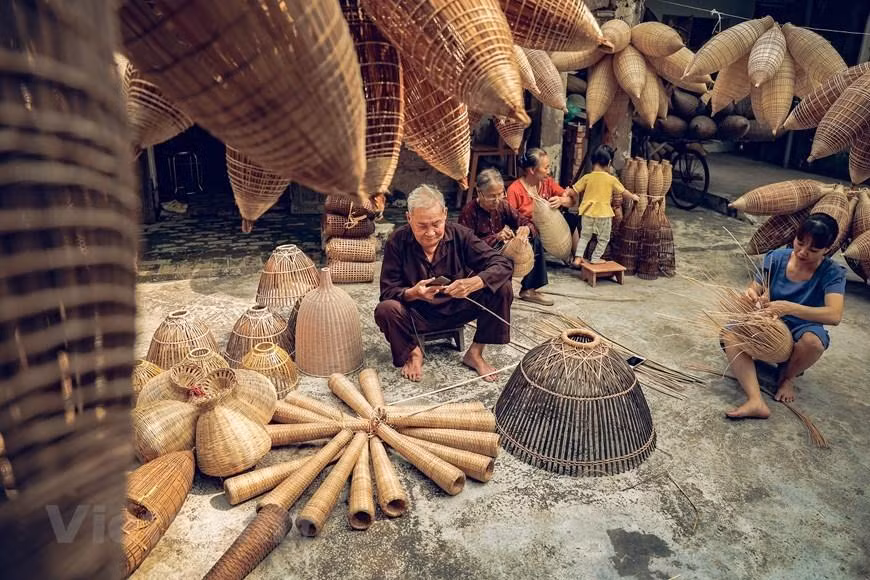 En el pueblo de Tat Vien, desde jóvenes a ancianos, mujeres y hombres, todos pueden tejer las cestas de pesca hechas del bambú. (Foto: VNA) En el pueblo de Tat Vien, desde jóvenes a ancianos, mujeres y hombres, todos pueden tejer las cestas de pesca hechas del bambú. (Foto: VNA)