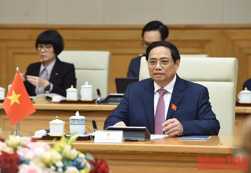 Minh Chinh habla en la reunión.