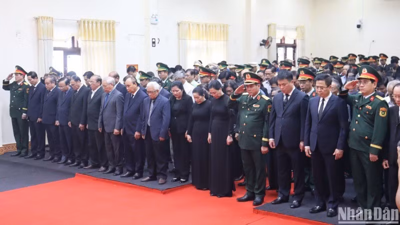 Los delegados guardan un minuto de silencio en memoria del expresidente Tran Duc Luong.
