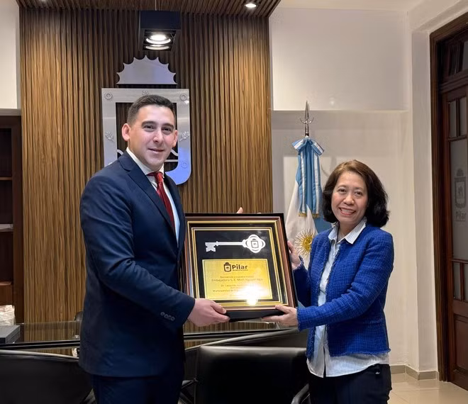 El intendente de Pilar, Leopoldo Grumstrup, entrega “Llave de Pilar” a la embajadora Ngo Minh Nguyet. (Foto: VNA)