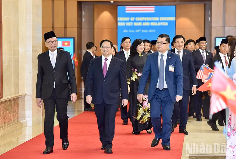 El premier Pham Minh Chinh y su similar malasio, Anwar Ibrahim.