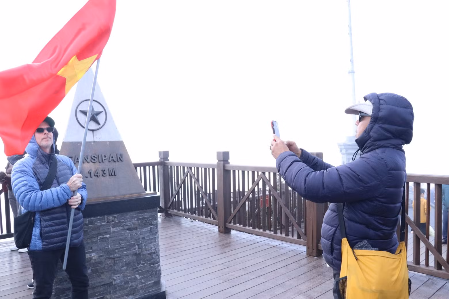 Michael DiGregorio, representante jefe de la Fundación Asia en Vietnam, junto a la bandera vietnamita en la cima de Fansipan. Michael DiGregorio, representante jefe de la Fundación Asia en Vietnam, junto a la bandera vietnamita en la cima de Fansipan.