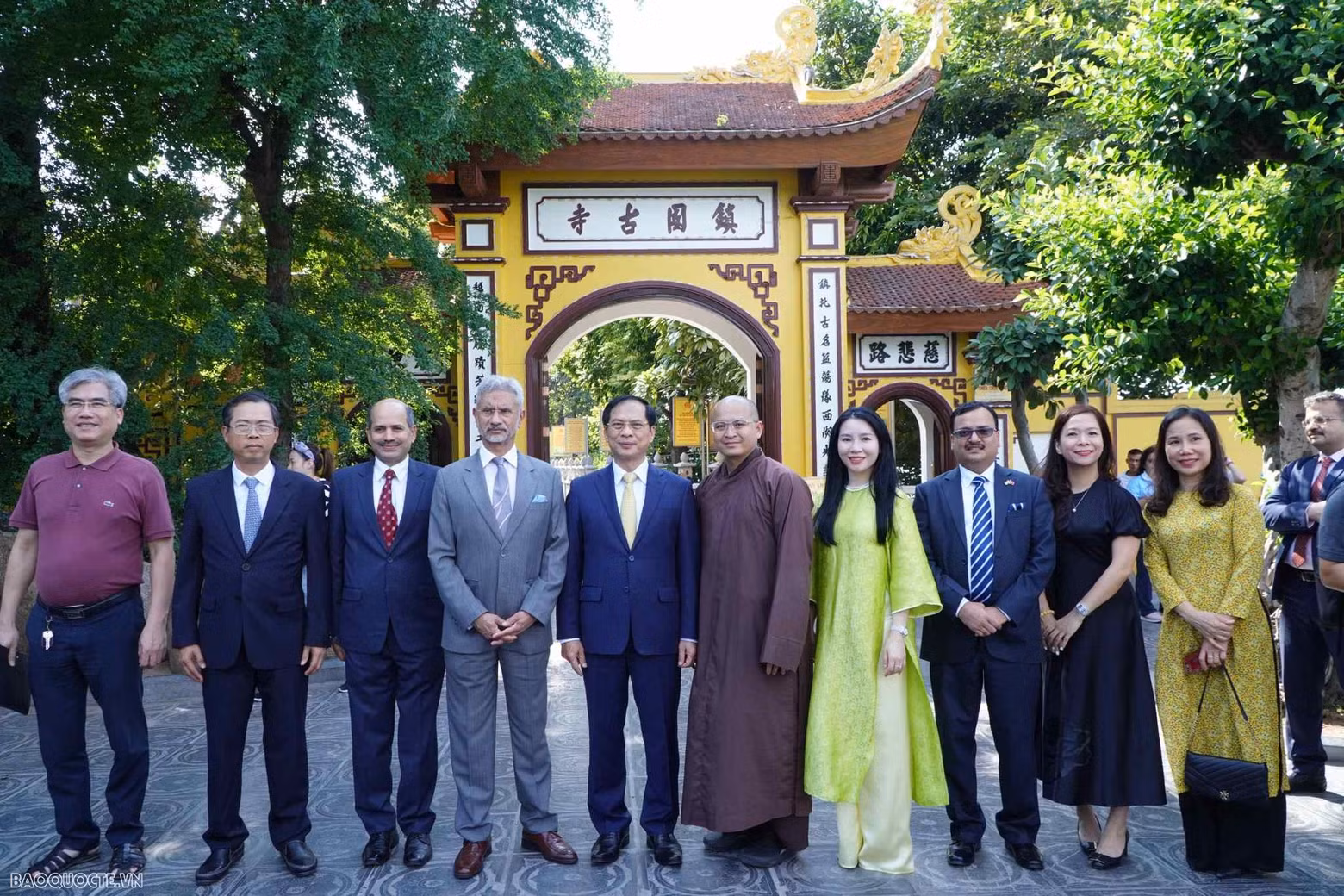 Finalizada su visita a la pagoda Tran Quoc, el ministro S. Jaishankar se dirigió a la provincia de Bac Ninh para inaugurar una estatua del famoso poeta y escritor indio Rabindranath Tagore.