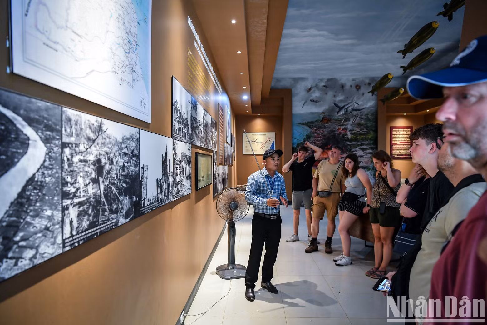 En el lugar de la reliquia hay una sala de exposiciones que ayuda a los visitantes a comprender el proceso de formación de la "aldea subterránea" de Vinh Moc y la vida de sus habitantes. En el lugar de la reliquia hay una sala de exposiciones que ayuda a los visitantes a comprender el proceso de formación de la "aldea subterránea" de Vinh Moc y la vida de sus habitantes.