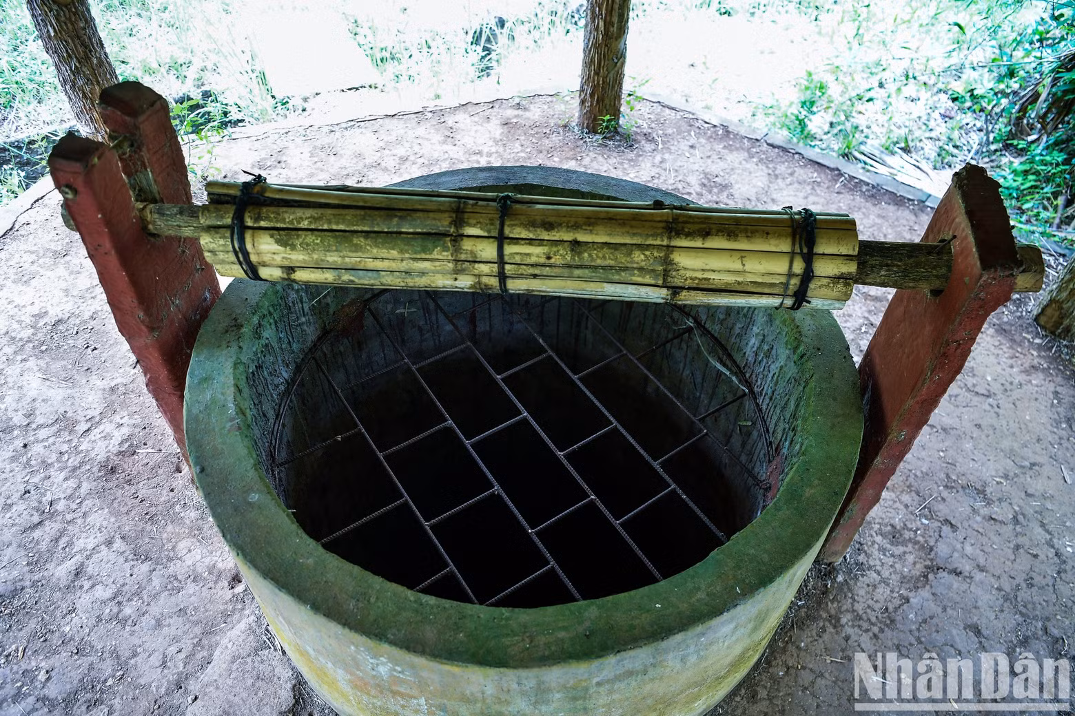 El pozo de ventilación no sólo permite que circule el aire, sino que también transporta tierra y rocas al exterior. El pozo de ventilación no sólo permite que circule el aire, sino que también transporta tierra y rocas al exterior.