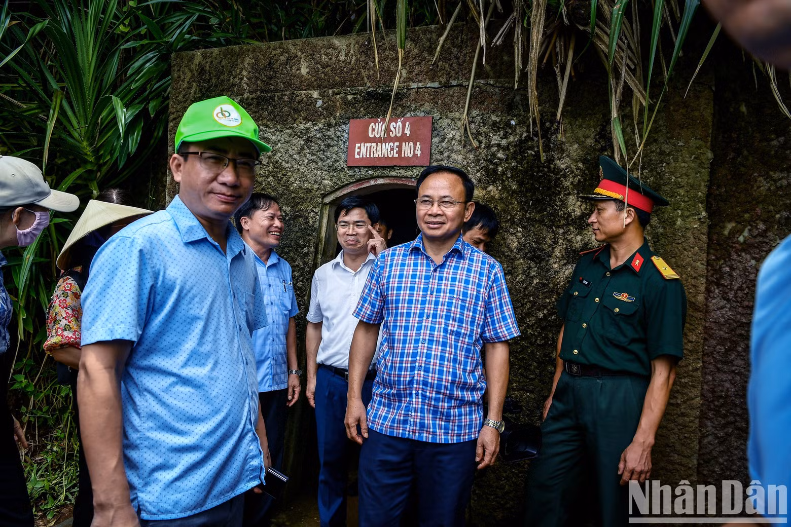 Los turistas visitan los túneles de Vinh Moc. Los turistas visitan los túneles de Vinh Moc.
