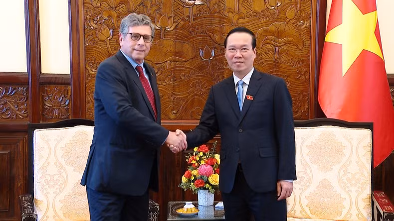 El presidente de Vietnam, Vo Van Thuong, y embajador de Brasil, Marco Farani.