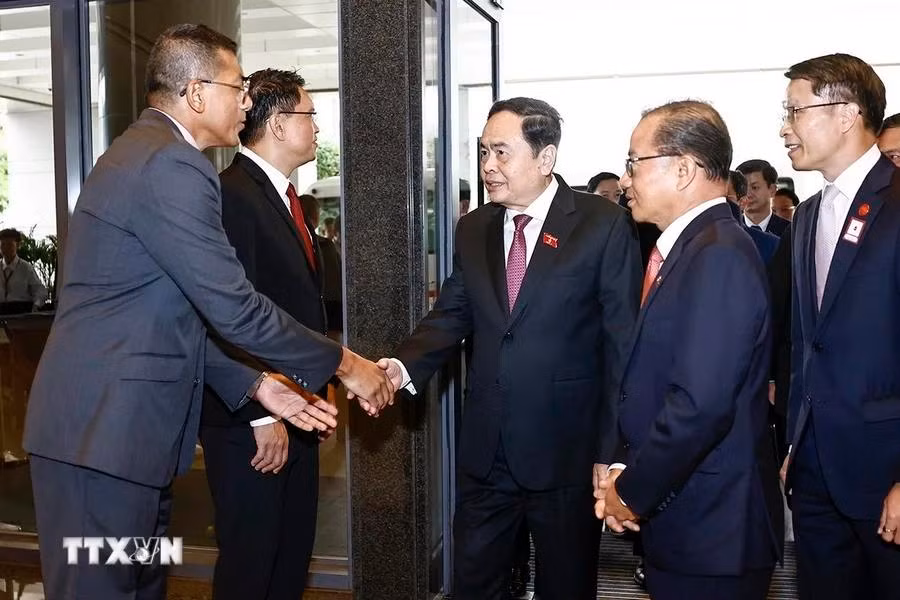 Funcionarios singapurenses dan bienvenida al titular legislativo de Vietnam, Tran Thanh Man.