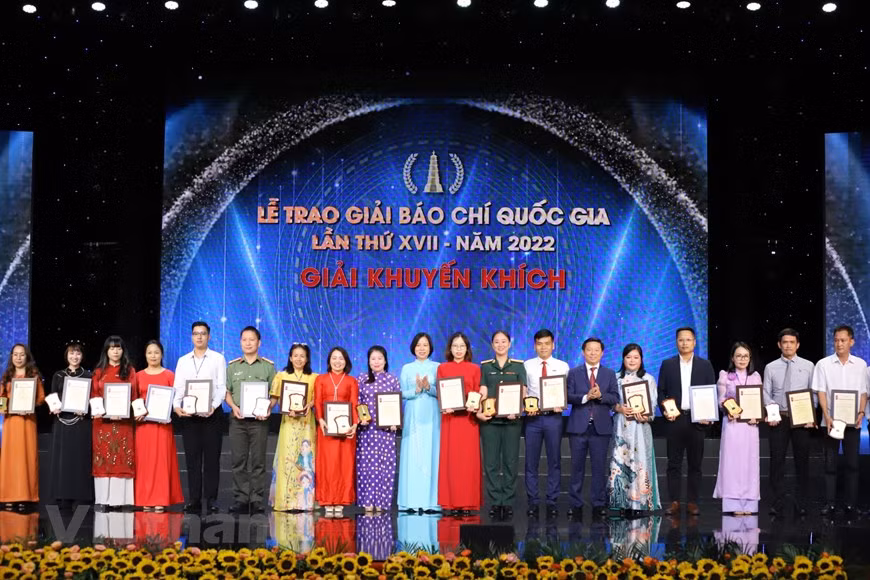 La directora general de la Agencia Vietnamita de Noticias, Vu Viet Trang, y el subjefe de la Comisión de Comunicación y Educación del Comité Central del PCV Tran Thanh Lam entregan el Premio de consolación a los ganadores.