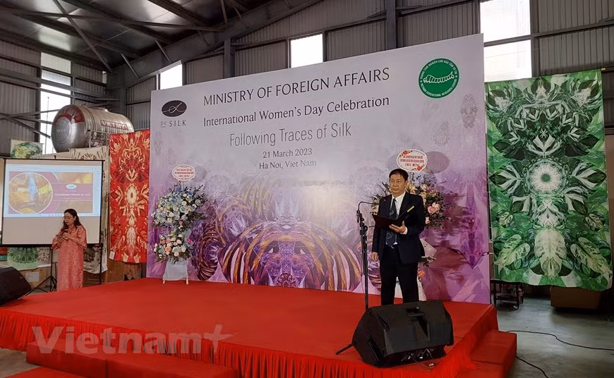 Le Hong Van, director de VIETSERI, hizo una presentación sobre las actividades del Centro y la historia del cultivo de gusanos de seda. Dijo que el cultivo de moreras sirve de sustento a más de 100 mil agricultores vietnamitas. La seda se considera la reina de la industria de la confección por sus características brillantes, suaves y respetuosas con el medio ambiente y la salud humana.