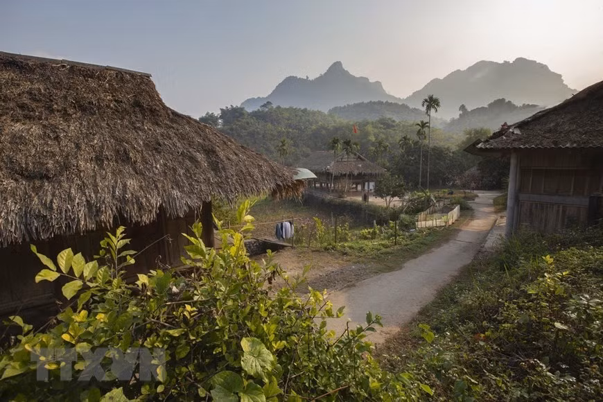 Escena apacible del amanecer en la aldea de Giang Mo.