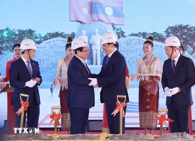 Ambos primeres ministros de Vietnam y Laos en el evento.