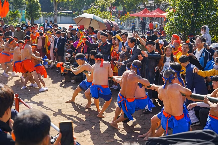 Se trata de un juego folclórico tradicional de tres aldeas: Huong Canh, Ngoc Canh y Tien Canh, ciudad municipal de Huong Canh, distrito de Binh Xuyen, provincia de Vinh Phuc.