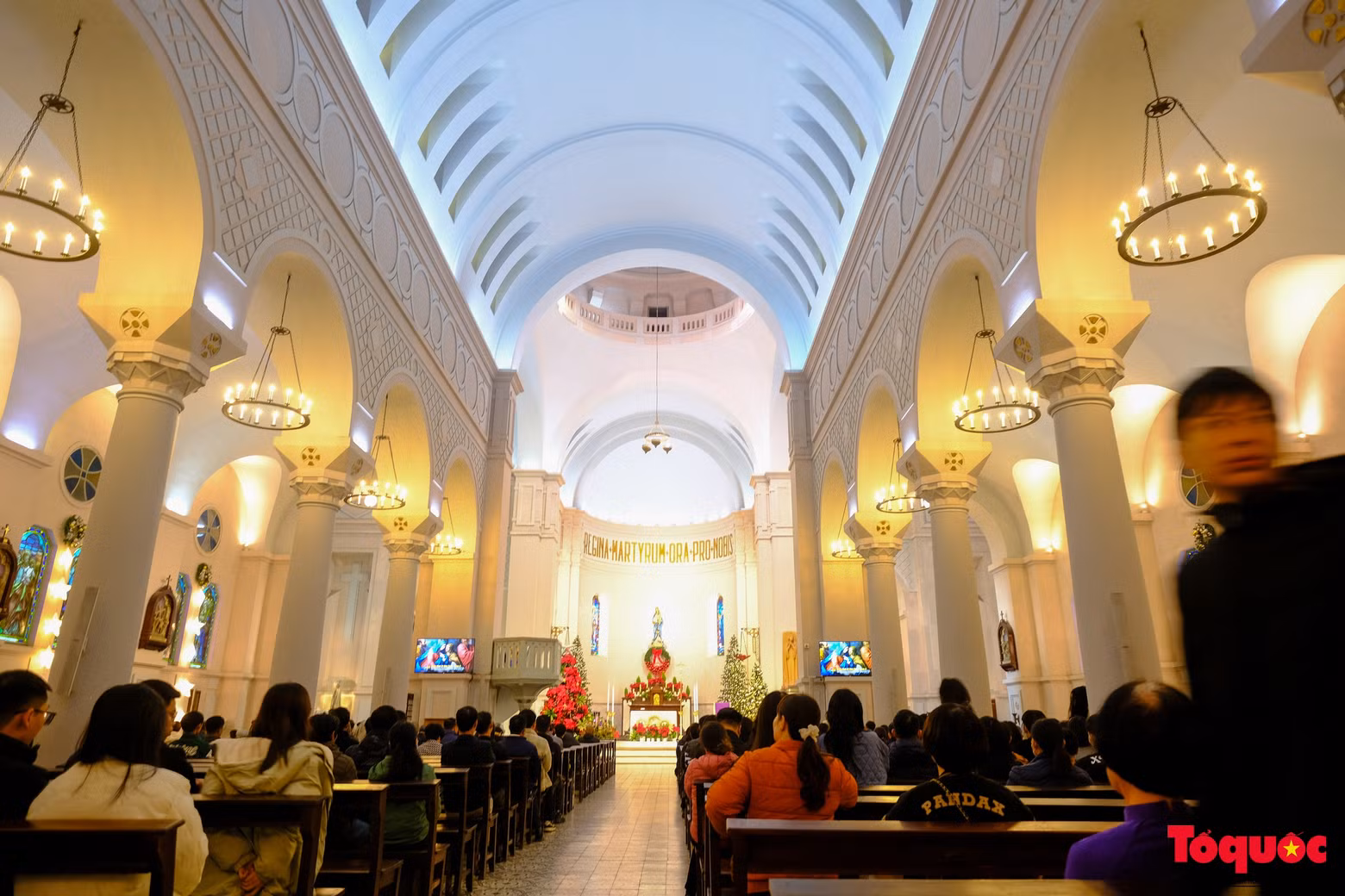 El ambiente solemne y respetuoso de una ceremonia en la iglesia.