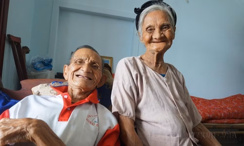 A pesar de su edad avanzada, la pareja de los ancianos Nguyen Van Luong y Duong Thi Hue (ambos de 90 años, residentes en la aldea de Lien Huong, comuna de Thach Dai, distrito de Thach Ha, provincia de Ha Tinh) escribieron una solicitud para retirarse de la lista de hogares pobres después de 15 años de situarse en esta categoría, porque sus hijos lo cuidaban por completo, ya no tenía necesidades y querían dar ejemplo a sus descendientes. A pesar de su edad avanzada, la pareja de los ancianos Nguyen Van Luong y Duong Thi Hue (ambos de 90 años, residentes en la aldea de Lien Huong, comuna de Thach Dai, distrito de Thach Ha, provincia de Ha Tinh) escribieron una solicitud para retirarse de la lista de hogares pobres después de 15 años de situarse en esta categoría, porque sus hijos lo cuidaban por completo, ya no tenía necesidades y querían dar ejemplo a sus descendientes.
