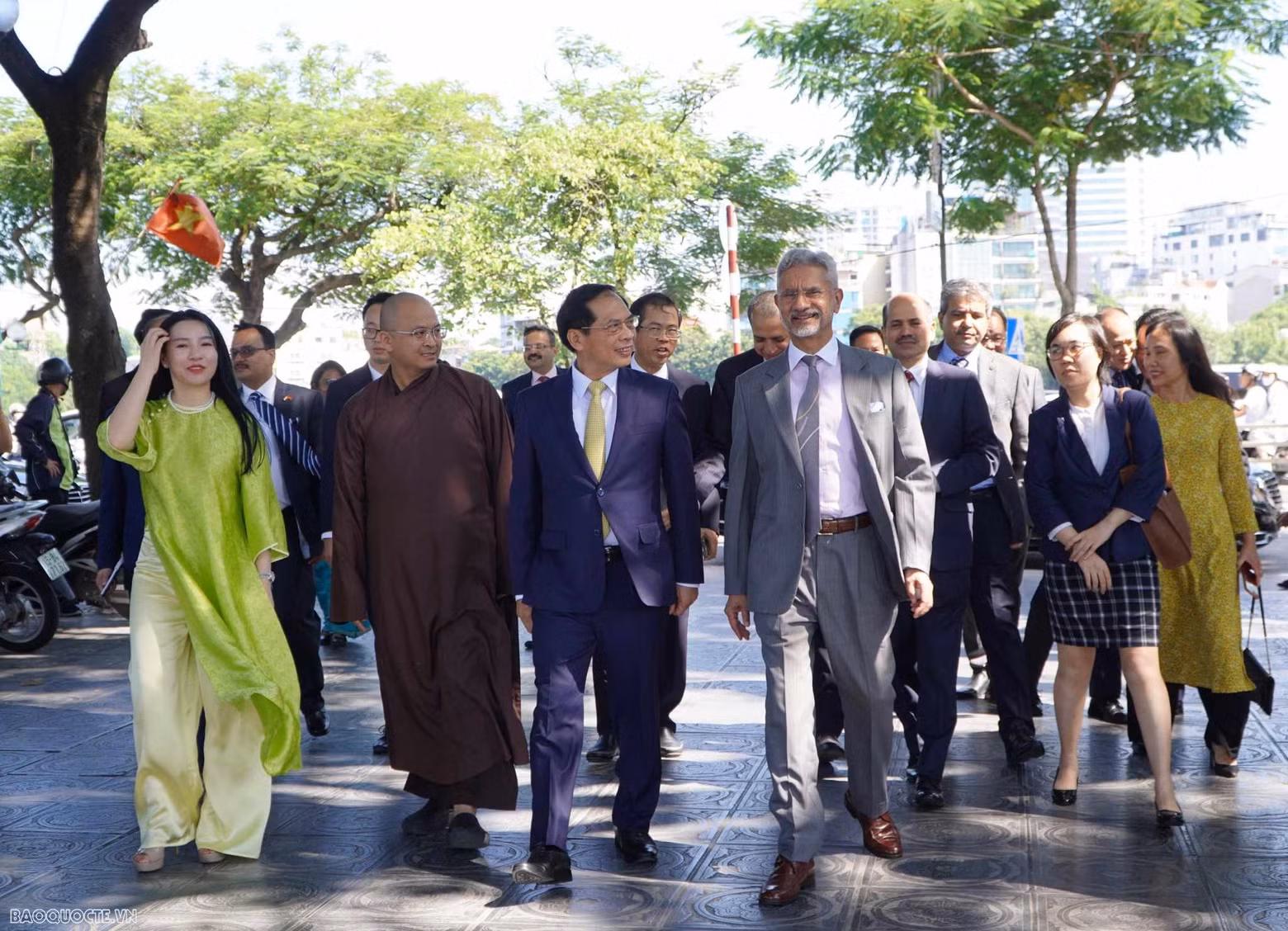 Inmediatamente después de llegar a Hanói, el canciller indio y su homólogo anfitrión visitaron la pagoda Tran Quoc.