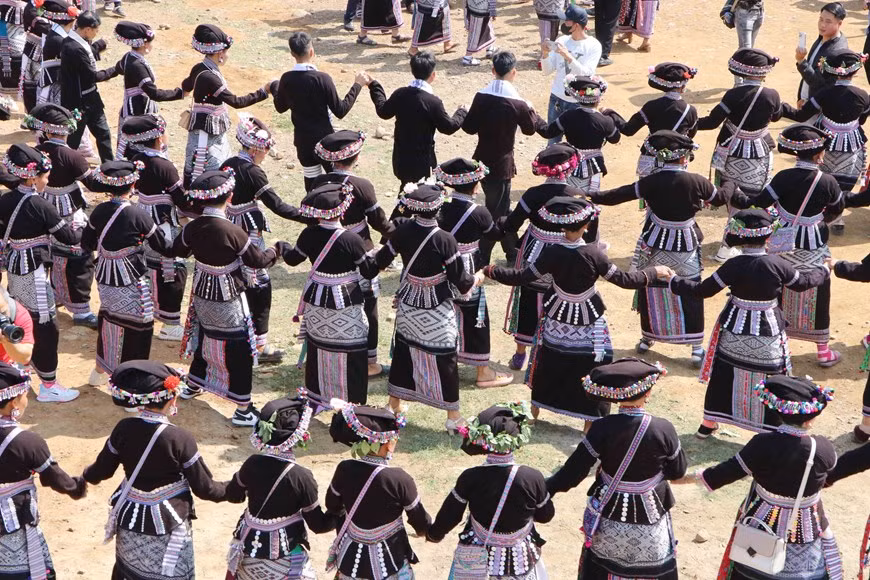 Los trajes tradicionales de las mujeres Lao se utilizan en festivales y en la vida cotidiana. Los trajes tradicionales de las mujeres Lao se utilizan en festivales y en la vida cotidiana.