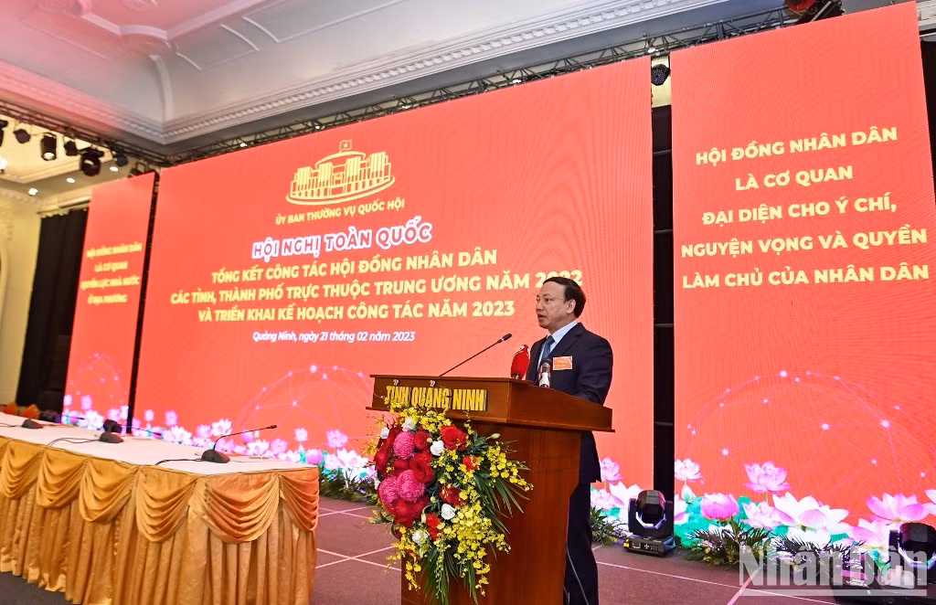 El secretario del Comité del PCV en Quang Ninh, Nguyen Xuan Ky, habla en la conferencia. El secretario del Comité del PCV en Quang Ninh, Nguyen Xuan Ky, habla en la conferencia.