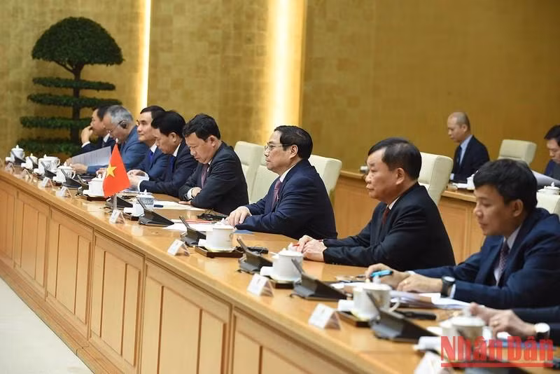 Minh Chinh y otros delegados vietnamitas asistentes al encuentro.