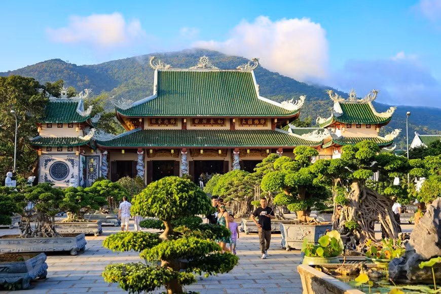 Aunque no es la primera pagoda de Linh Ung en Da Nang, es la más grande de las tres del mismo nombre con un área de aproximadamente 20 hectáreas.