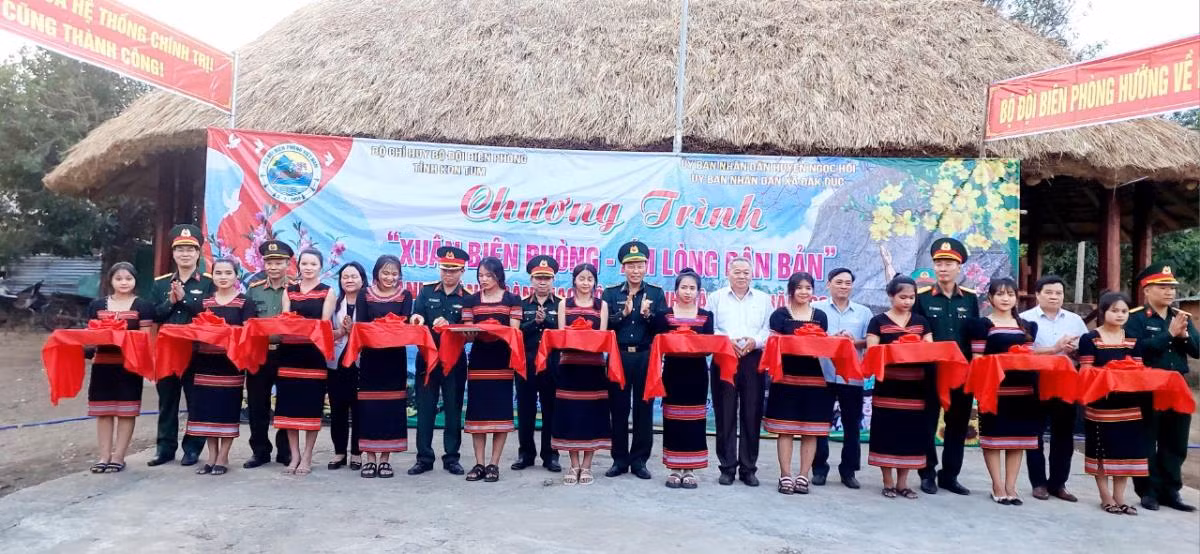 Las unidades de las fuerzas armadas de la provincia altiplánica de Kon Tum otorgan una casa Rong, casa comunal tradicional, a la aldea de Nong Kon, comuna de Dak Nong, distrito de Ngoc Hoi. Las unidades de las fuerzas armadas de la provincia altiplánica de Kon Tum otorgan una casa Rong, casa comunal tradicional, a la aldea de Nong Kon, comuna de Dak Nong, distrito de Ngoc Hoi.