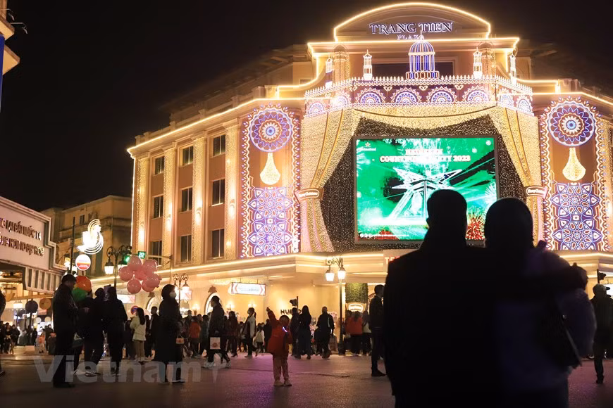 Desde la tarde, las calles que bordean el lago Hoan Kiem se iluminaron para recibir a visitantes. Desde la tarde, las calles que bordean el lago Hoan Kiem se iluminaron para recibir a visitantes.