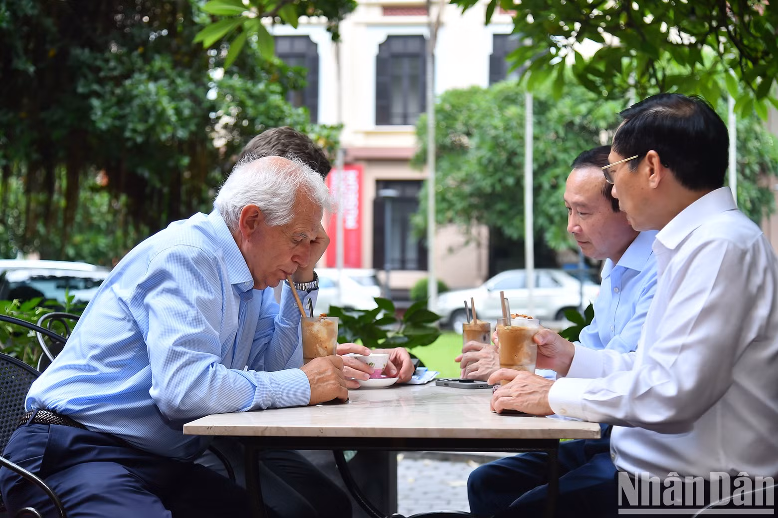 Disfrutan del café vietnamita. Disfrutan del café vietnamita.