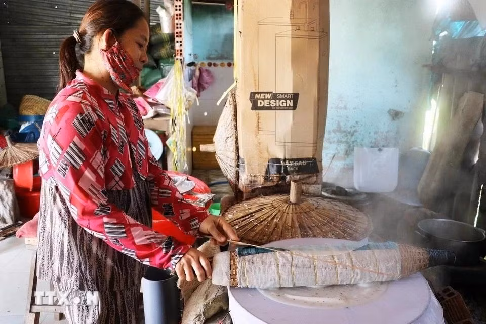 Después de la cocción al vapor, el artesano debe sacar el panqueque de arroz con mucha meticulosidad para que no se rompa. Después de la cocción al vapor, el artesano debe sacar el panqueque de arroz con mucha meticulosidad para que no se rompa.