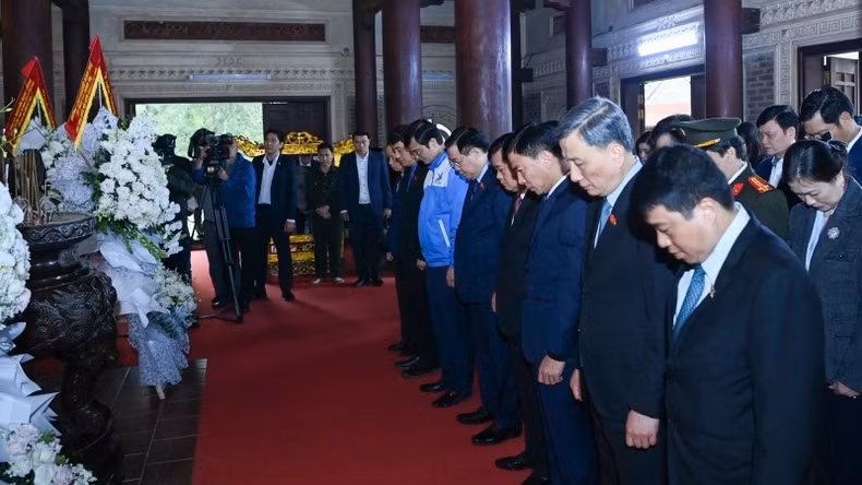 Los delegados dedican un minuto de silencio en memoria de los combatientes caídos en lucha por la liberación y la reunificación nacional.