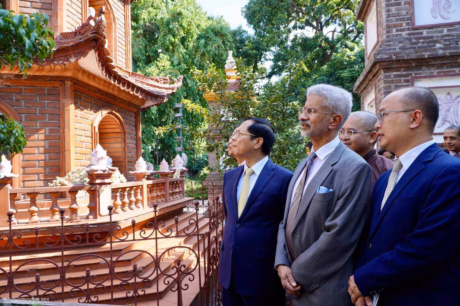 Jaishankar expresó su deseo de más intercambios y cooperación entre el budismo de la India y de Vietnam para bien de la paz y la prosperidad en ambos países.