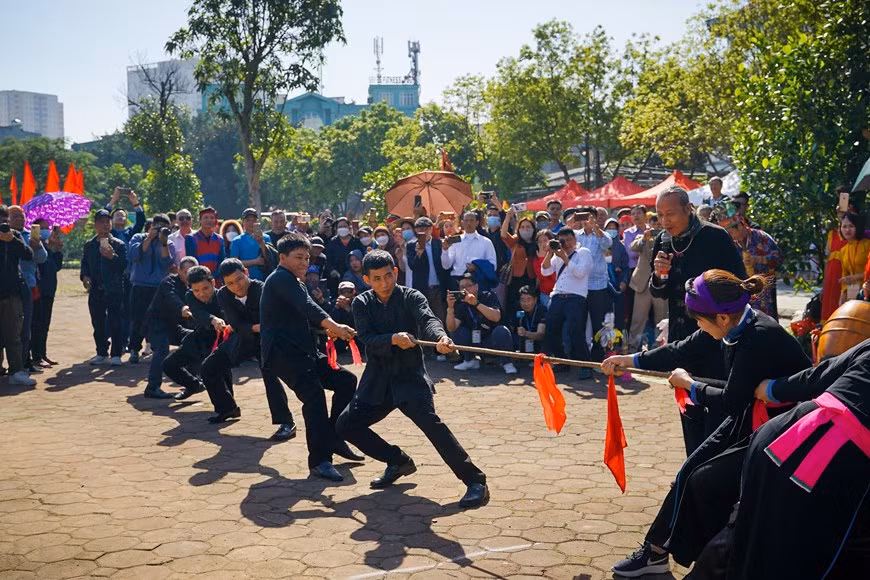 El ritual y juego de cuerda en el Festival del Templo Tran Vu, en el barrio de Thach Ban, distrito de Long Bien (Hanói), fue incluido por la Unesco en la Lista Representativa del Patrimonio Cultural Inmaterial de la Humanidad.