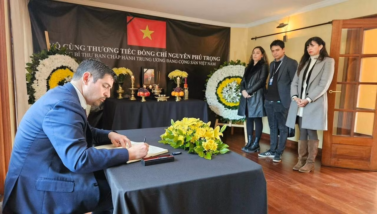 El jefe de distrito de Cerro Navia rinde homenaje al secretario general Nguyen Phu Trong.