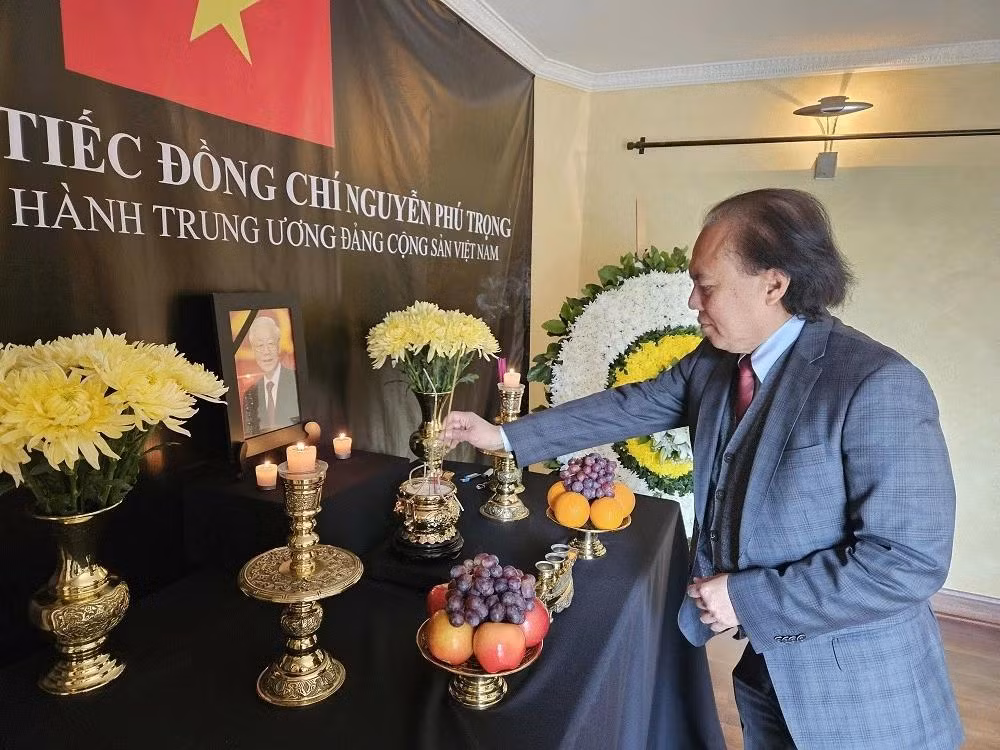 El embajador de Indonesia en Chile, Muhammad Anshor, rinde tributo al secretario general Nguyen Phu Trong.