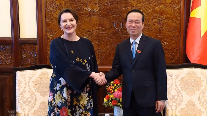 El presidente de Vietnam, Vo Van Thuong, y la embajadora de Eslovenia, Alenka Suhadolnik.