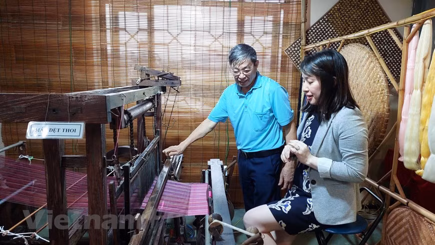 Los artesanos del VIETSERI muestraron a los visitantes el funcionamiento del telar.