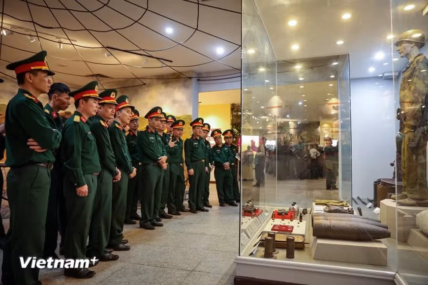 El grupo turístico del Comando militar del distrito de Dong Hung (provincia de Thai Binh) visitó el museo para expresar gratitud a los antepasados que dieron sus vidas por la defensa de la Patria. El grupo turístico del Comando militar del distrito de Dong Hung (provincia de Thai Binh) visitó el museo para expresar gratitud a los antepasados que dieron sus vidas por la defensa de la Patria.