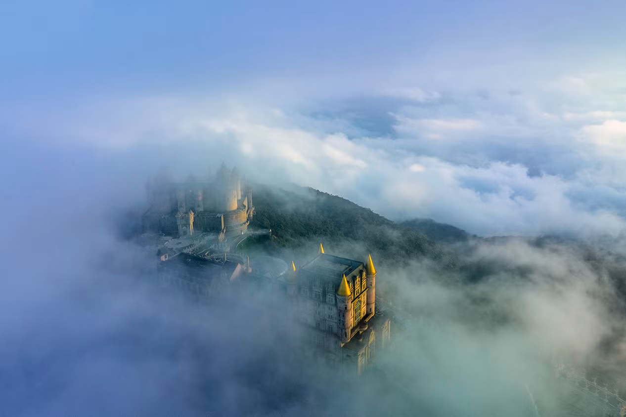 Escondidos en las nubes voladoras hay castillos de estilo europeo que recrean escenas de cuentos de hadas. Escondidos en las nubes voladoras hay castillos de estilo europeo que recrean escenas de cuentos de hadas.