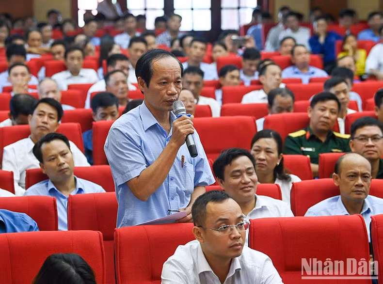 El votante Pham Duc Thao habla en la reunión.