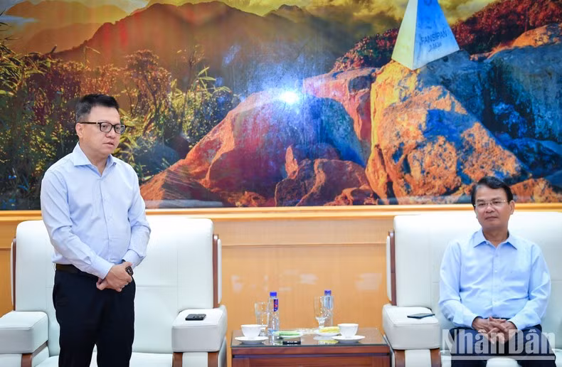 Quoc Minh habla en el evento.